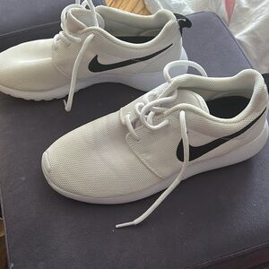 Nike White Sneakers with Black Swoosh emblem logo women's
((NEVER WORN))
